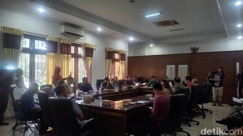 DPRD Buleleng menggelar rapat koordinasi terkait permasalahan tanah negara di Bukit Ser, Desa Pemuteran Kecamatan Gerokgak, Buleleleng, Bali, yang sempat dilaporkan oleh masyarakat, Selasa (7/1/2025). (Made Wijaya Kusuma)