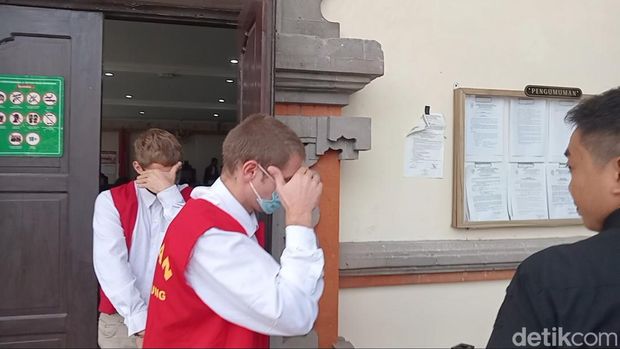 Duo Volovod seusai menjalani sidang dengan agenda tuntutan di PN Denpasar, Selasa (7/1/2025). (Aryo Mahendro/detikBali).