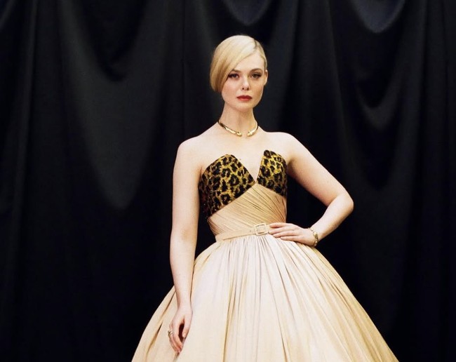 Elle Fanning terlihat memukau dengan belahan rambut samping. Gaya rambut ini cocok untuk acara semi-formal maupun santai.  Foto: dok. Instagram