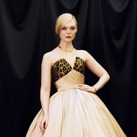 Elle Fanning terlihat memukau dengan belahan rambut samping. Gaya rambut ini cocok untuk acara semi-formal maupun santai.  Foto: dok. Instagram