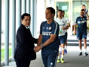 Simon Tahamata Peluk Frank De Boer, Kode Jadi Pelatih Baru Timnas?