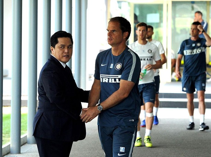 COMO, ITALY - SEPTEMBER 20:  President of FC Internazionale Erick Thohir is shaking hands with the Head Coach Frank de Boer during the FC Internazionale Training Session at Appiano Gentile on September 20, 2016 in Como, Italy.  (Photo by Pier Marco Tacca - Inter/FC Internazionale via Getty Images)