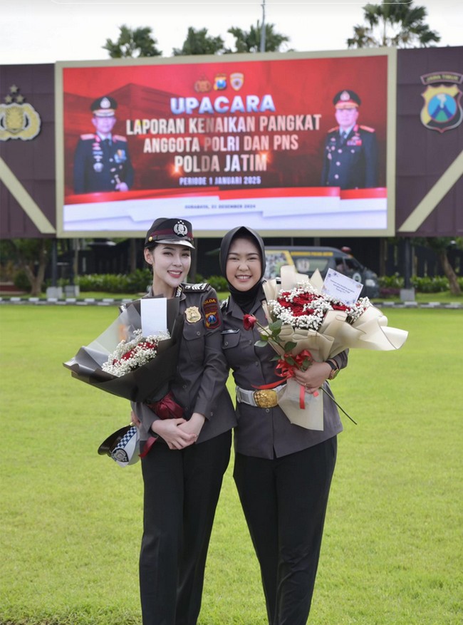 Eby mengungkapkan suka dukanya menjadi Polwan. Dukanya ada pas pendidikan karena pendidikannya lumayan keras bagi saya yang seorang perempuan. Sukanya banyak, karena setelah jadi Polwan saya memiliki relasi yang luas dan bagi saya, uniform coklat ini merupakan kebanggaan sekaligus juga beban yang berat karena saya harus lebih bijak lagi bersikap dan bersosialisasi dengan masyarakat, ujarnya. Foto: Dok. Instagram @kinen_bhy.
