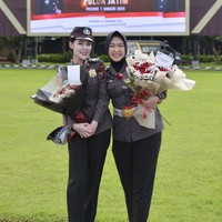 Eby mengungkapkan suka dukanya menjadi Polwan. Dukanya ada pas pendidikan karena pendidikannya lumayan keras bagi saya yang seorang perempuan. Sukanya banyak, karena setelah jadi Polwan saya memiliki relasi yang luas dan bagi saya, uniform coklat ini merupakan kebanggaan sekaligus juga beban yang berat karena saya harus lebih bijak lagi bersikap dan bersosialisasi dengan masyarakat, ujarnya. Foto: Dok. Instagram @kinen_bhy.