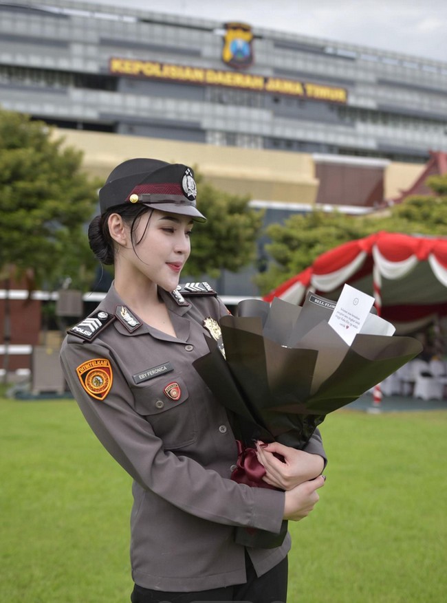Wolipop berbincang dengan Febby Feronica Herlanda, Polwan yang viral disebut mirip artis Korea. Wanita yang akrab disapa Eby ini menceritakan awal mulai menjadi Polwan. Tahun 2015 saya mengikuti test bintara Polri Polda Bengkulu, saya lulus dan menjalani pendidikan di SPN Polda Metro Jaya, dilantik pada 29 Februari 2016 dan ditempatkan di Polda Bengkulu. Lalu saya ditempatkan di Polres Bengkulu Selatan pada Satuan Intelijen Keamanan (Satintelkam) sebagai pelayanan pembuatan SKCK. Pada tahun 2019 saya mutasi tugas di Polda Jatim dan ditempatkan pada Direktorat Intelijen Keamanan (Ditintelkam) hingga hari ini, ungkap Eby. Foto: Dok. TikTok @kinen_bhy.