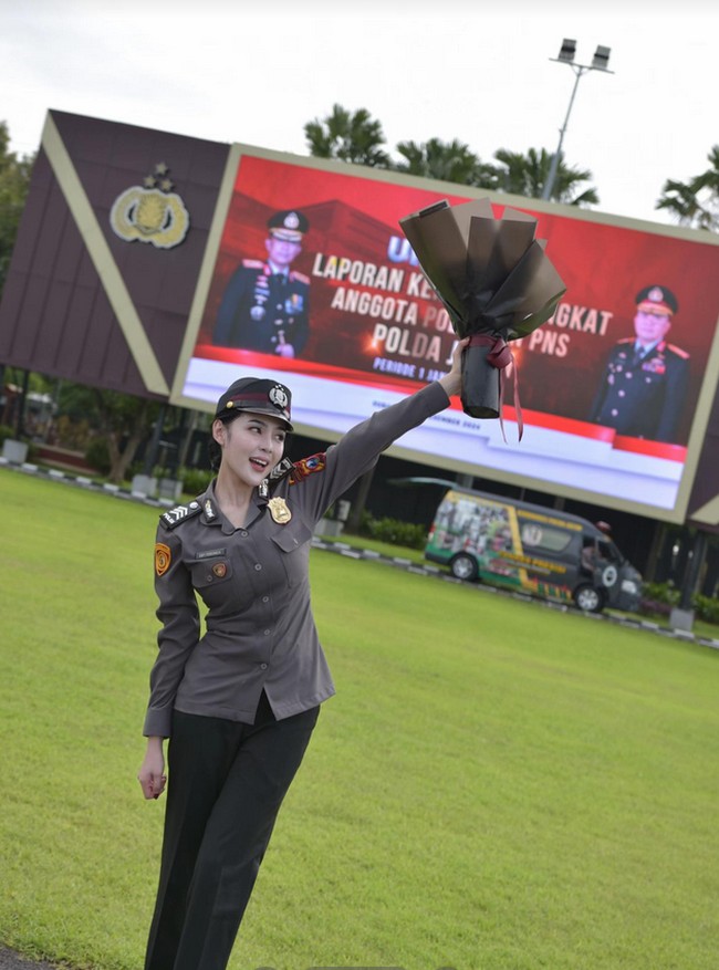 Sosok Polwan bak selebriti Korea itu mulai viral berawal dari unggahan akun TikTok @kinen.bhy. Ia membagikan foto-foto saat menjalani upacara laporan kenaikan pangkat anggota Polri dan PNS di Polda Jawa Timur. Foto: Dok. TikTok @Febby Feronica Herlanda