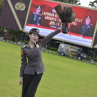 Sosok Polwan bak selebriti Korea itu mulai viral berawal dari unggahan akun TikTok @kinen.bhy. Ia membagikan foto-foto saat menjalani upacara laporan kenaikan pangkat anggota Polri dan PNS di Polda Jawa Timur. Foto: Dok. TikTok @Febby Feronica Herlanda