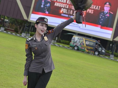 Foto Febby Feronica Herlanda, polwan cantik bak selebriti Korea mencuri atensi warganet di media sosial.