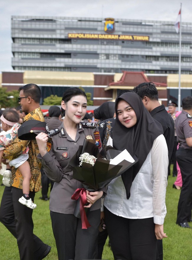 Saat ini, ia bertugas di pelayanan Surat Keterangan Catatan Kepolisian (SKCK) dan pengamanan demo. Ia pun menceritakan tantangan yang ia hadapi saat sedang bertugas.Karena saya bekerja di balik layar, jadi saya hanya berhubungan dengan masyarakat ketika saya di pelayanan SKCK, dan ketika pengamanan demo. Saya pernah dilempar air mineral yang masih penuh, kenangnya. Foto: Dok. TikTok @Febby Feronica Herlanda