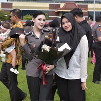 Saat ini, ia bertugas di pelayanan Surat Keterangan Catatan Kepolisian (SKCK) dan pengamanan demo. Ia pun menceritakan tantangan yang ia hadapi saat sedang bertugas.Karena saya bekerja di balik layar, jadi saya hanya berhubungan dengan masyarakat ketika saya di pelayanan SKCK, dan ketika pengamanan demo. Saya pernah dilempar air mineral yang masih penuh, kenangnya. Foto: Dok. TikTok @Febby Feronica Herlanda