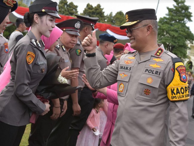Polwan viral itu juga mendapatkan apresiasi dari atasannya yang memberikan ucapan selamat. Postingan tentang sosok Polwan yang kecantikannya viral itu sudah ditonton lebih dari 12,9 juta kali dan mendapatkan banjir komentar dari warganet. Foto: Dok. TikTok @kinen_bhy.