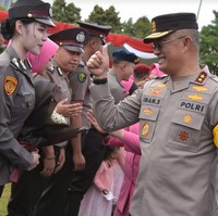 Polwan viral itu juga mendapatkan apresiasi dari atasannya yang memberikan ucapan selamat. Postingan tentang sosok Polwan yang kecantikannya viral itu sudah ditonton lebih dari 12,9 juta kali dan mendapatkan banjir komentar dari warganet. Foto: Dok. TikTok @kinen_bhy.