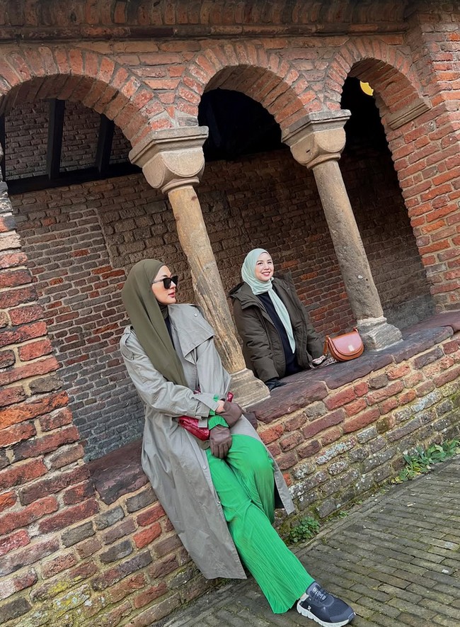 Gaya hijab Paula Verhoeven yang tampak sederhana namun tetap stylish, bisa menjadi inspirasi. Ia sering kali menggunakan hijab pashmina instan dengan warna netral. Foto: Dok. Instgram @paula_verhoeven.