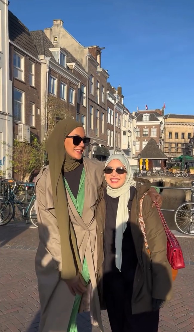 Terlihat di Instagramnya, Paula menikmati liburan kali ini bersama temannya, Tya Ariestya. Mereka pun mengabadikan foto bersama. ”Cheers! Too many more trip with youu😚 @tya_ariestya, tulis postingan Paula. Foto: Dok. Instgram @paula_verhoeven.