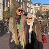 Terlihat di Instagramnya, Paula menikmati liburan kali ini bersama temannya, Tya Ariestya. Mereka pun mengabadikan foto bersama. ”Cheers! Too many more trip with youu😚 @tya_ariestya, tulis postingan Paula. Foto: Dok. Instgram @paula_verhoeven.