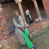 Gaya hijab Paula Verhoeven yang tampak sederhana namun tetap stylish, bisa menjadi inspirasi. Ia sering kali menggunakan hijab pashmina instan dengan warna netral. Foto: Dok. Instgram @paula_verhoeven.