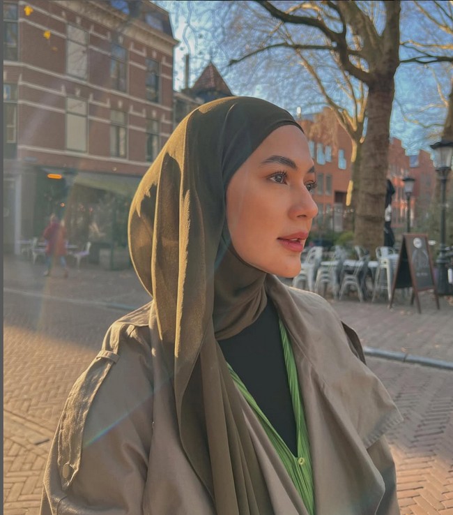 Kali ini, ketika liburan ibu dari dua anak ini memilih hijab pashmina instan warna hijau. Paula membentuk hijab pashmina menutupi leher dan dililit rapi. Kemudian ujung hijab bagian kanan dibiarkan menjuntai ke depan. Foto: Dok. Instgram @paula_verhoeven.