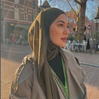 Kali ini, ketika liburan ibu dari dua anak ini memilih hijab pashmina instan warna hijau. Paula membentuk hijab pashmina menutupi leher dan dililit rapi. Kemudian ujung hijab bagian kanan dibiarkan menjuntai ke depan. Foto: Dok. Instgram @paula_verhoeven.