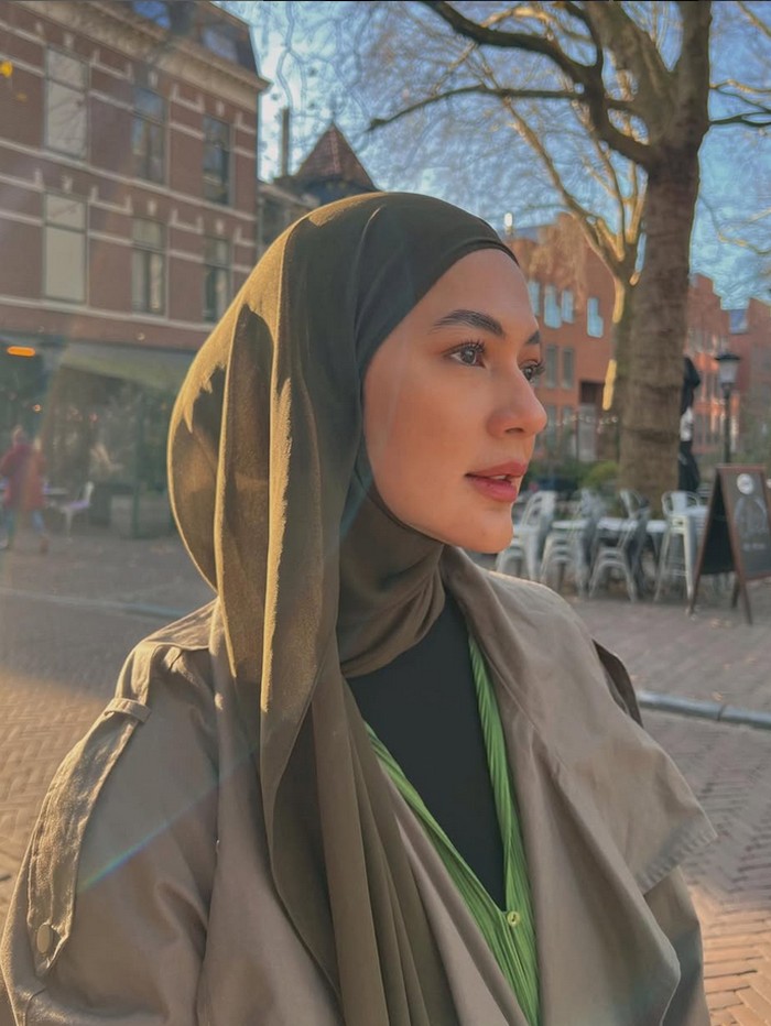 Gaya hijab Paula Verhoeven Wong.