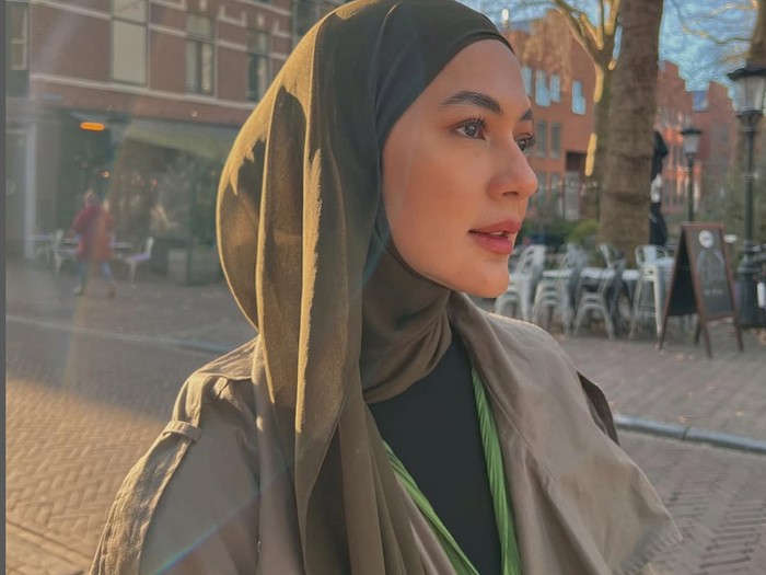 Gaya hijab Paula Verhoeven Wong.