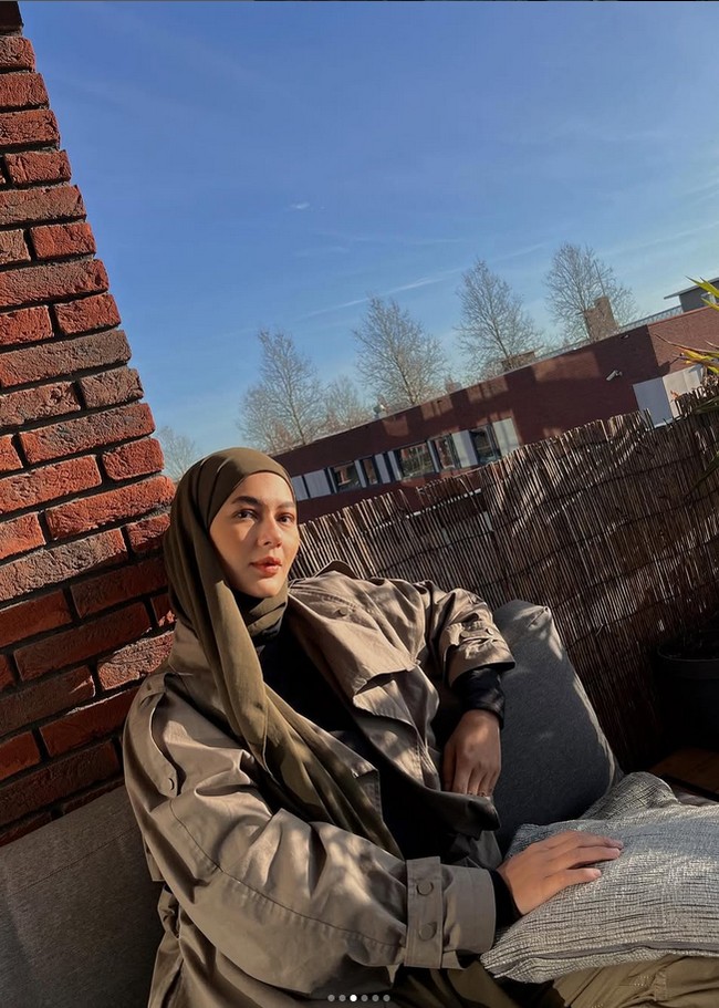 Postingan foto OOTD Paula saat liburan mendapatkan banjir pujian dari warganet. “Cantiknyaaa 😍😍, puji @fasyarafasyabelva. Super model emg beda. . Tabrak warna aja. . Kece bgt. . Apa kbr sma aku. . Jdi kue lapis kynya. . 😂sehat selalau mamapau, saut akun @tie_sky1509. Masya Allahh cantiknyaaa 😍😍😍, kagum akun @aamy1524. Foto: Dok. Instgram @paula_verhoeven.