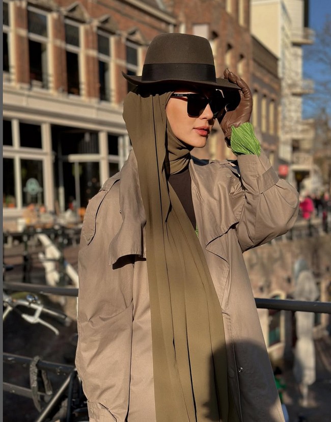 Paula yang pernah meraih juara pertama dalam ajang Elite Model Look pada 2003 itu mengenakan aksesori sarung tangan latex, kaca mata hitam dan topi fedora army saat liburan di Belanda. Foto: Dok. Instgram @paula_verhoeven.