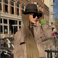 Paula yang pernah meraih juara pertama dalam ajang Elite Model Look pada 2003 itu mengenakan aksesori sarung tangan latex, kaca mata hitam dan topi fedora army saat liburan di Belanda. Foto: Dok. Instgram @paula_verhoeven.