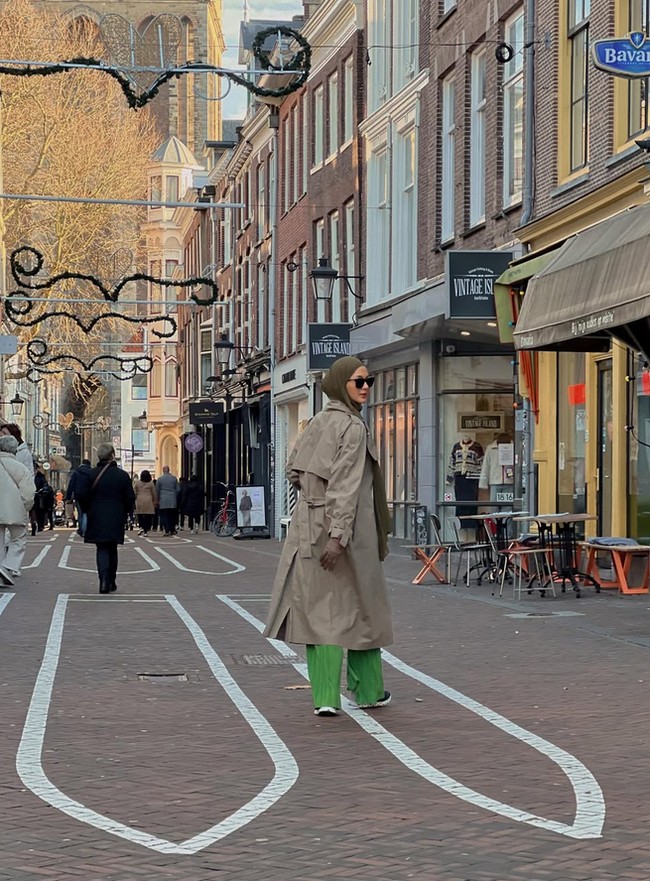 Paula Verhoeven yang memulai kariernya di dunia hiburan dengan menjadi model telah memutuskan berhijab. Penampilannya setelah berhijab kerap menarik atensi. Seperti saat liburan, Paula memakai busana dengan memadukan beberapa potong pakaian atau layering. Foto: Dok. Instgram @paula_verhoeven.