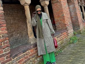 7 Potret Gaya Hijab Paula Verhoeven saat Liburan ke Belanda