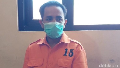 Kung Opa, guru yang melecehkan dua siswa SMA ditahan di Ditreskrimum Polda NTT, Selasa (7/1/2024). (Yufengki Bria/detikBali).
