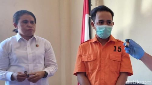 Kung Opa, guru yang melecehkan dua siswa SMA saat digiring di Ditreskrimum Polda NTT, Selasa (7/1/2024). (Yufengki Bria/detikBali).