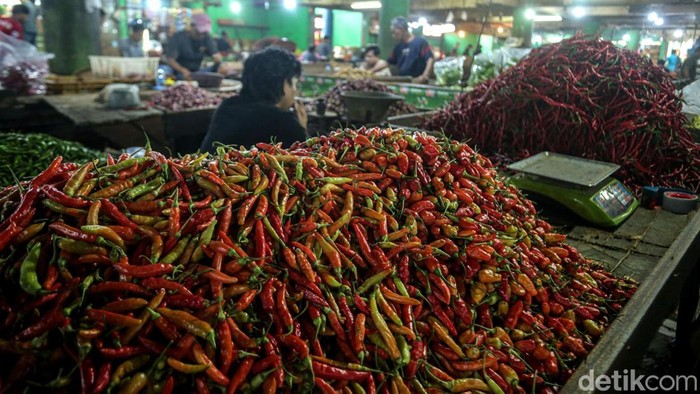 Sepekan usai tahun baru, harga cabai masih tinggi di sejumlah pasar, Rabu (7/1/2025). Di Pasar Jembatan Lima, Jakarta, cabai rawit merah dibanderol Rp 20 ribu/kg.