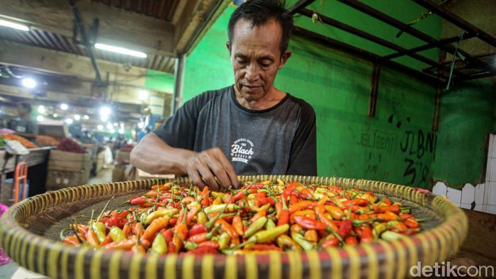 Harga Cabai Rawit Merah Tembus Rp 120 Ribu Sepekan usai tahun baru, harga cabai masih tinggi di sejumlah pasar, Rabu (7/1/2025). Di Pasar Jembatan Lima, Jakarta, cabai rawit merah dibanderol Rp 20 ribu/kg.
