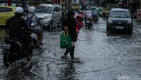Jalan ini menjadi langganan tergenang meski hujan yang mengguyur hanya sebentar.
