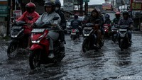 Tak perlu waktu lama, hujan yang turun dengan rentang waktu beberapa menit membuat jalanan ini rutin tergenang.