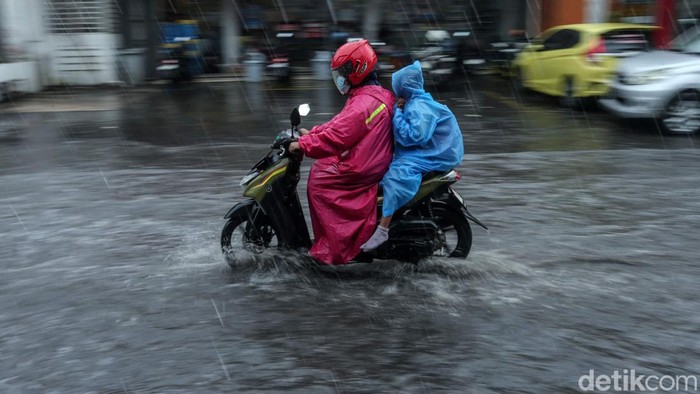 Hujan Sebentar, Jalan di Tambun Ini Langganan Banjir Hujan mengguyur kawasan Tambun, Bekasi. Selokan jalan yang mampet membuat jalanan tergenang. Seperti yang terlihat di Jalan Mekarsari Tengah, Selasa (7/1/2025).