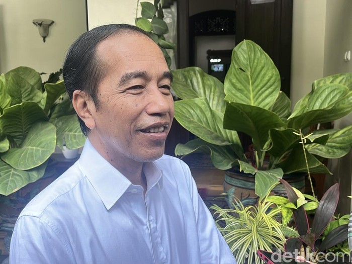 Presiden Ke-7 RI, Joko Widodo (Jokowi) ditemui di kediamannya di Sumber, Solo, Selasa (7/1/2025).
