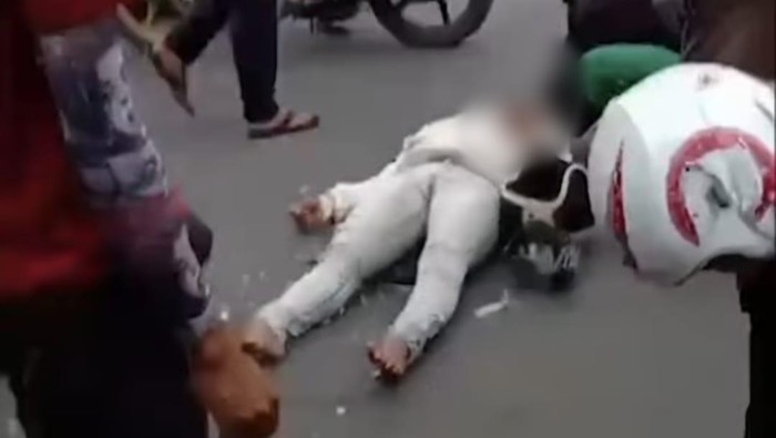 Julfahri yang tak sadarkan diri usai mengalami tabrak truk parkir di pinggi jalan.