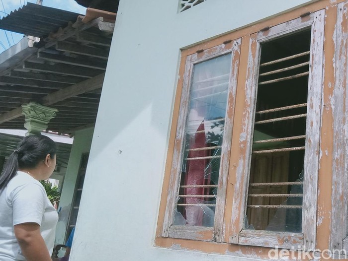 Kaca rumah warga Manjung, Ngawen, Kabupaten Klaten, pecah setelah serangan gerombolan bermotor pada Minggu (5/1/2025) malam.
