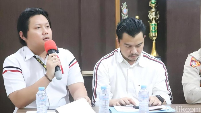 Kasat Reskrim Polres Wajo Iptu Alvin Aji Kurniawan (pegang mik) saat konferensi pers beberapa waktu lalu.