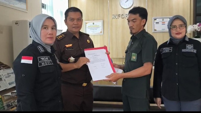 Kejati Bengkulu serahkan berkas 10 tersangka korupsi Puskeswan.
