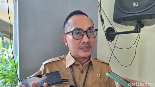 Kepala Dinas Kesehatan (Dinkes) Kota Mataram Emirald Isfihan saat diwawancarai di Kantor Wali Kota Mataram, Selasa (7/1/2025). (Nathea Citra/detikBali)