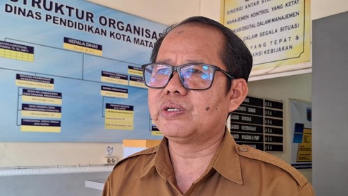 Kepala Dinas Pendidikan (Disdik) Mataram, Yusuf, saat diwawancarai di kantornya, Selasa (7/1/2025). (Nathea Citra/detikBali)