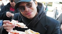 Kalau Atta, lebih suka jajan makanan premium selama di Jepang. Salah satunya olahan kepiting yang jadi favoritnya. Foto: Instagram @aurellie.hermansyah