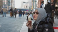 Sering bolak-balik ke Jepang, Aurel tampaknya sudah tau spot kulineran dan jajanan yang enak di sana. Foto: Instagram @aurellie.hermansyah