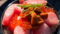 Sama-sama suka olahan ikan, Atta dan Aurel sempat coba Tekka Don, hidangan nasi dengan potongan ikan tuna hingga bulu babi (sea urchin). Foto: Instagram @aurellie.hermansyah
