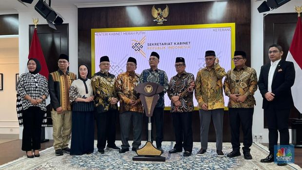 Ketua Komisi VIII DPR RI Marwan Dasopang, saat memberikan keterangan pers usai bertemu Presiden Prabowo Subianto di Kantor Presiden, Kompleks Istana Kepresidenan, Jakarta, Selasa (7/1/2025). (CNBC Indonesia/Emir Yanwardhana) Ketua Komisi VIII DPR RI Marwan Dasopang, saat memberikan keterangan pers usai bertemu Presiden Prabowo Subianto di Kantor Presiden, Kompleks Istana Kepresidenan, Jakarta, Selasa (7/1/2025). (CNBC Indonesia/Emir Yanwardhana)