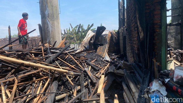 Warga melihat puing bekas kebakaran lima kios di Basudewo Semarang, Selasa (7/1/2025).