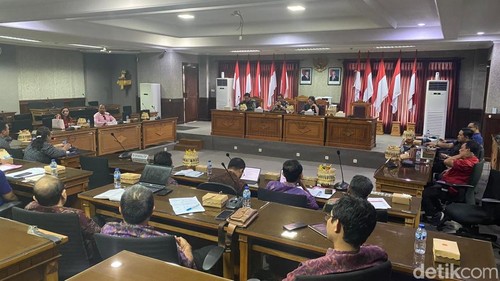 Komisi IV DPRD Kabupaten Karangasem saat melakukan rapat kerja dengan OPD terkait, Selasa (7/1/2025). (I Wayan Selamat Juniasa)