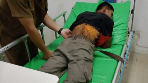 Ignasius Leto, korban yang kena panah saat menjalani perawatan medis di RSUD Atambua, NTT. (Dok. Polres Belu).
